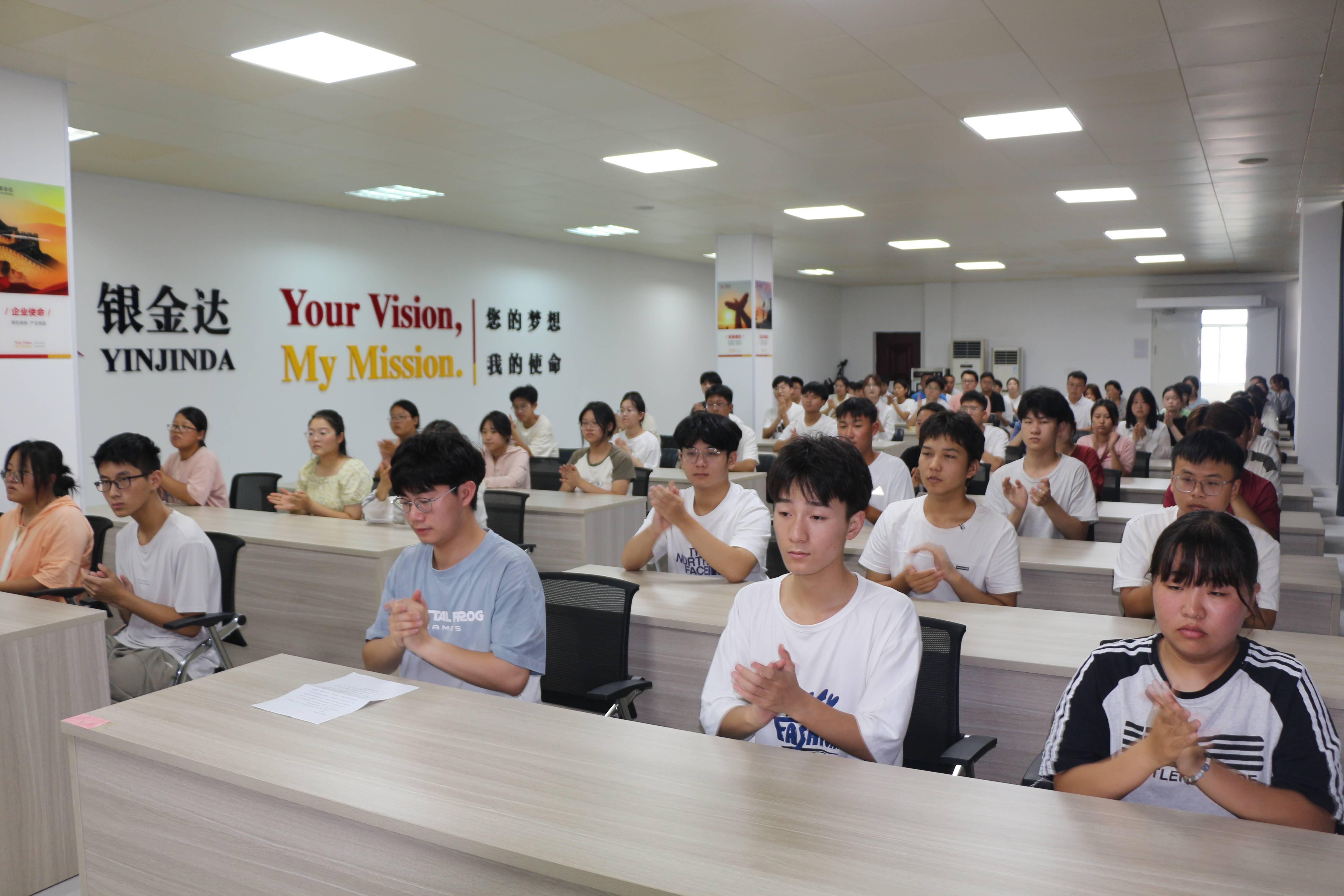 2、68名学子参与会议(1)